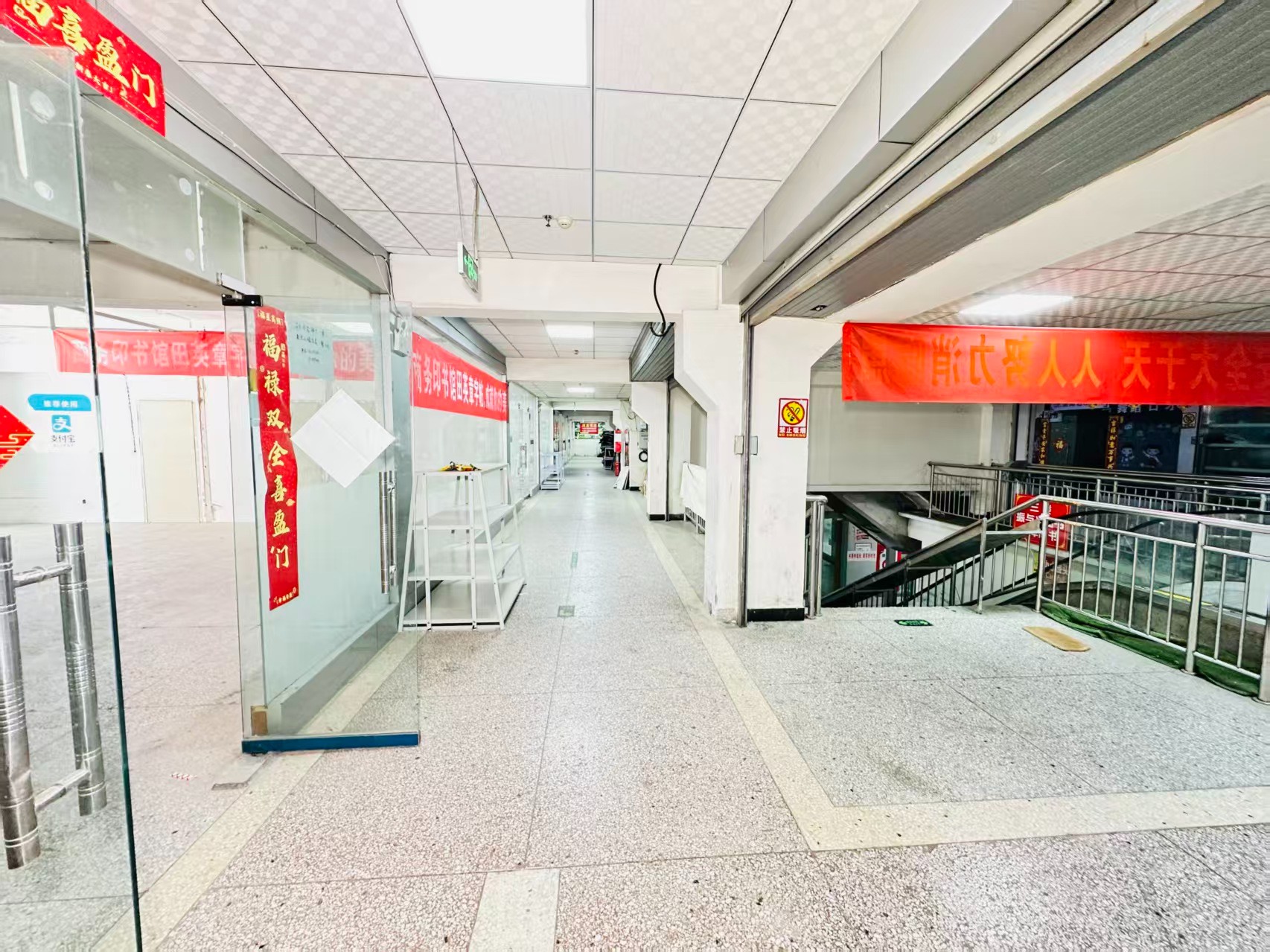 洛白路引入人工智能技术应用场景，推动AI与商业、零售、电商、企业服务等领域融合发展。