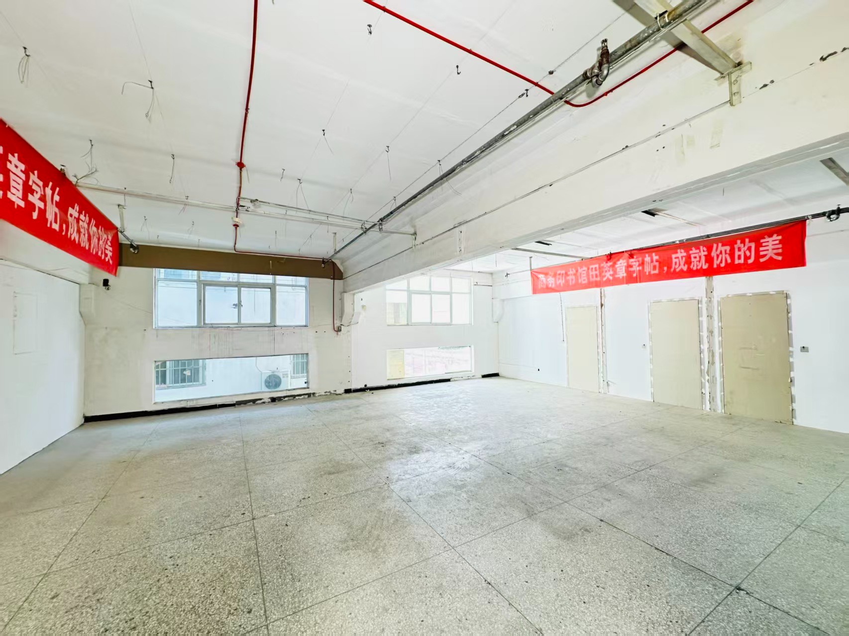 洛白路重点吸引人工智能应用、数字经济、电商直播、智能制造服务、软件开发、科技创新企业及创业团队入驻
